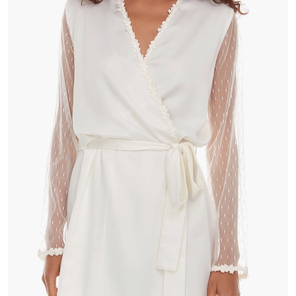 Flora Nikrooz Other - Flora Nikrooz Showstopper Charmeuse Cover-Up Robe